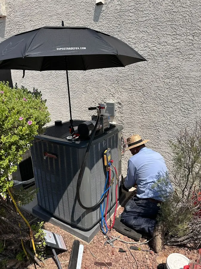 HVAC technician performing outdoor AC maintenance in Hamburg